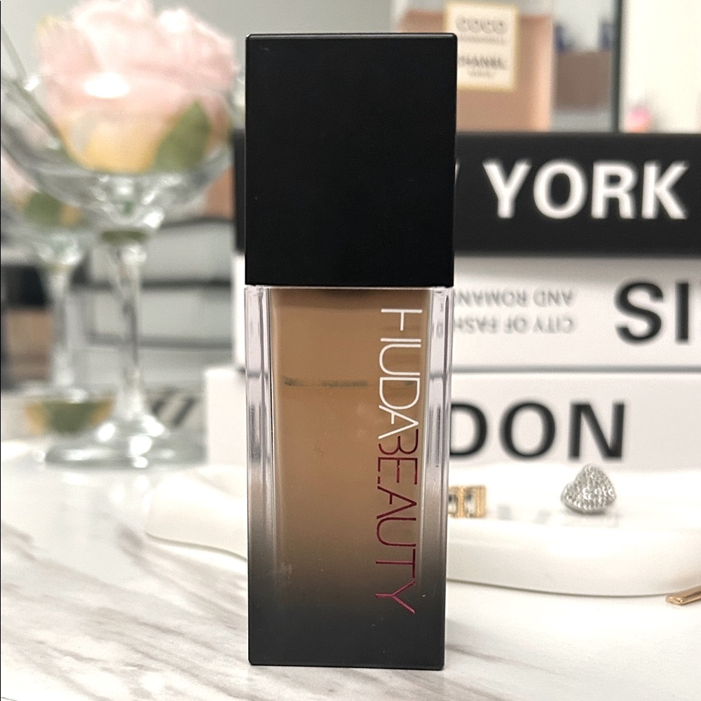 HUDA BEAUTY Foundation - Warm Brown